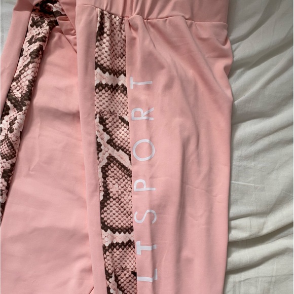 Pretty Little Thing - Picture 3 of 4